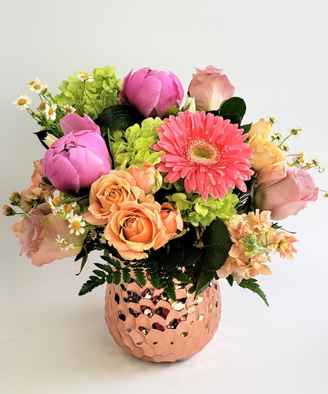 Perfect Blush, Bronze, Pink and Copper notes create an elegant mix of fresh flowers. Trendy and Beautiful for the perfect gift!