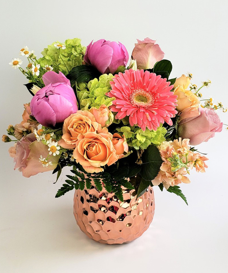 Perfect Blush, Bronze, Pink and Copper notes create an elegant mix of fresh flowers. Trendy and Beautiful for the perfect gift!